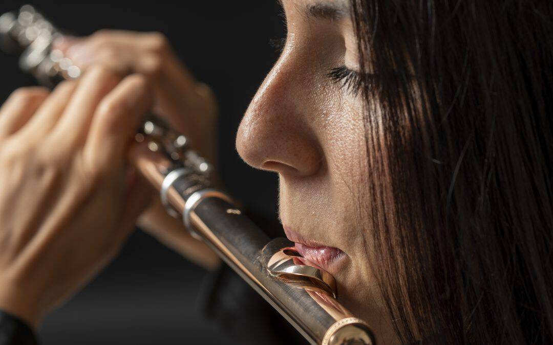 Een meisje dat dwarsfluit speelt