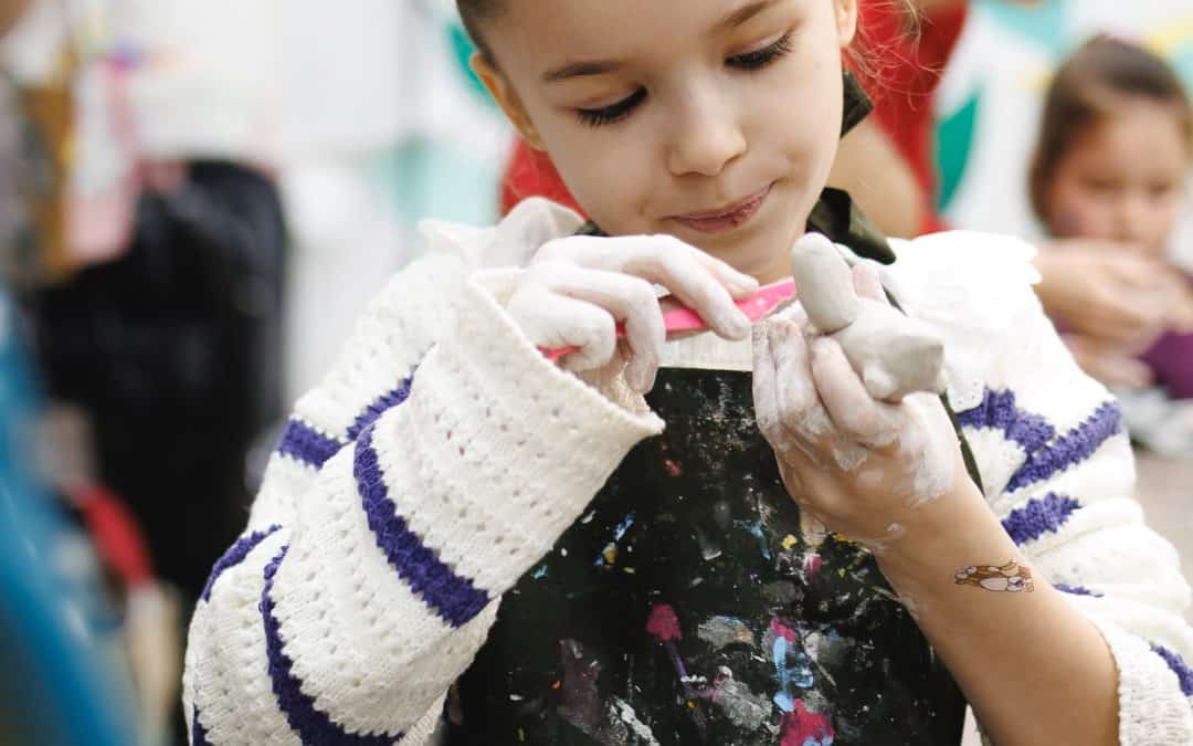 Une fille qui modèle l'argile