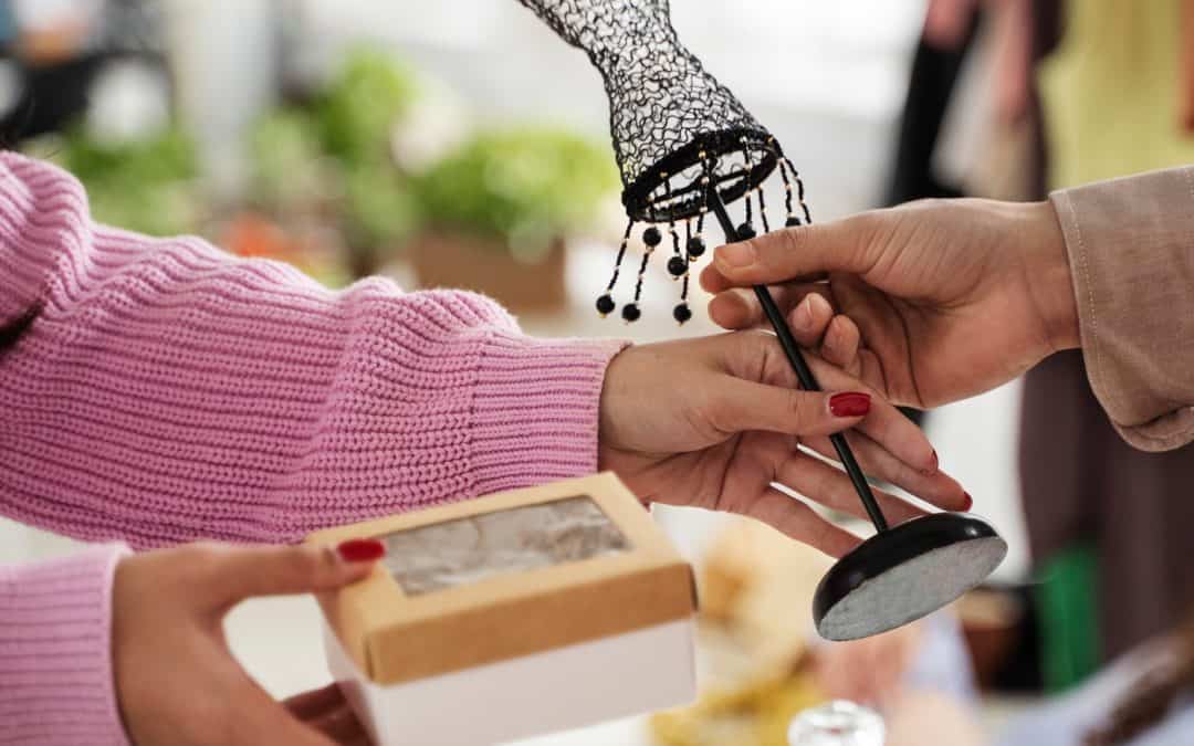 Een verkoop op een rommelmarkt