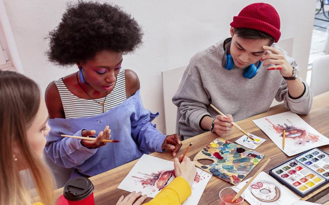 Des jeunes lors d'un atelier de peinture
