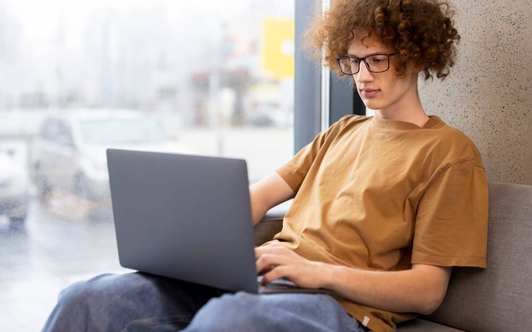 Un ado avec son ordinateur