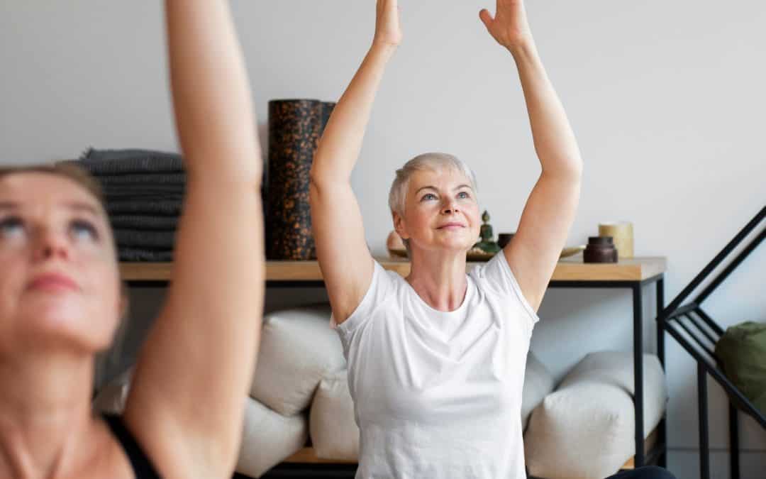 Les seniors qui pratiquent le pilates