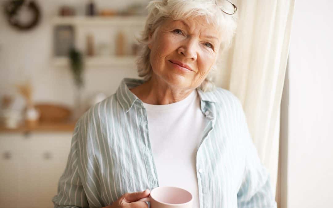 Une dame avec un café