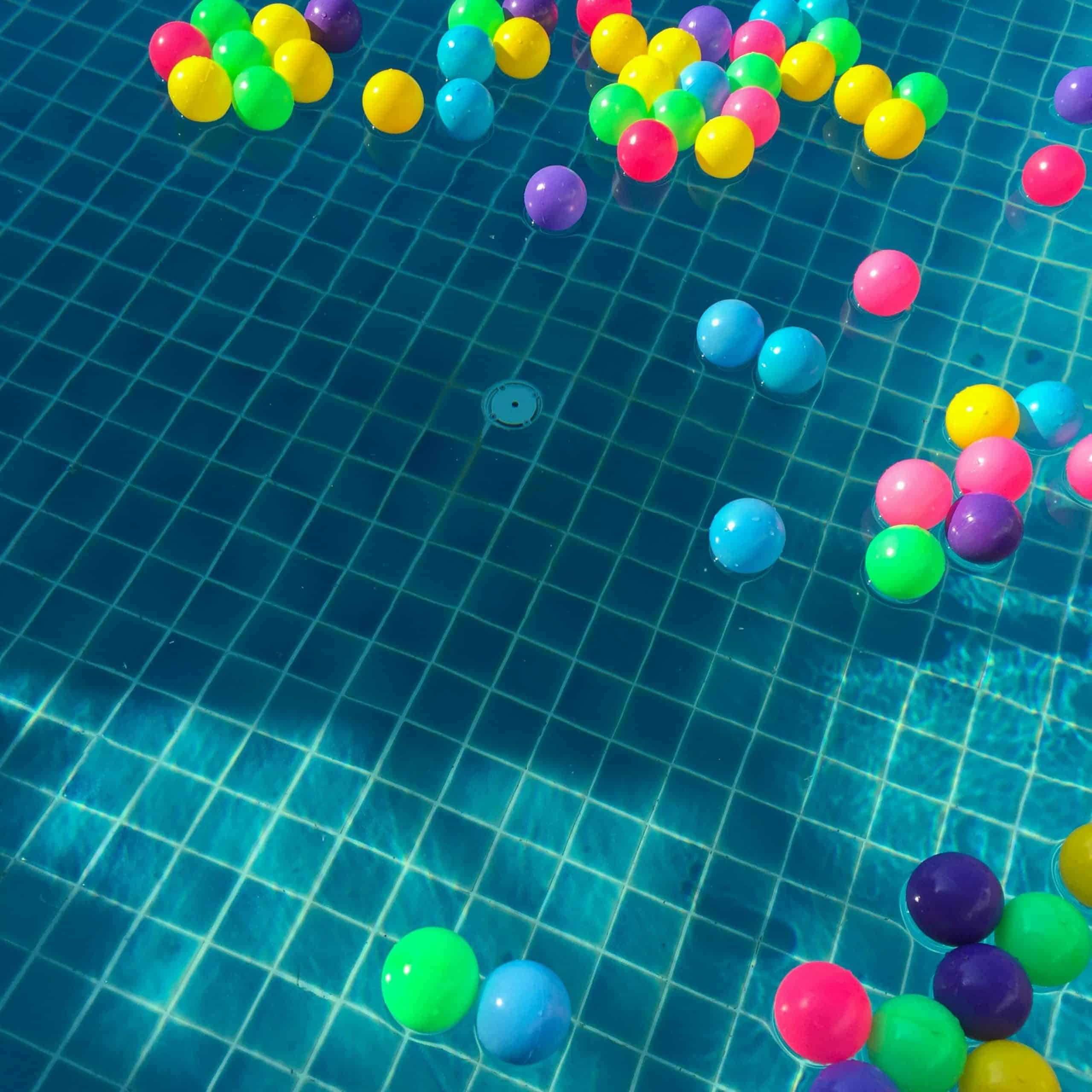 piscine avex balles colorées dans l'eau