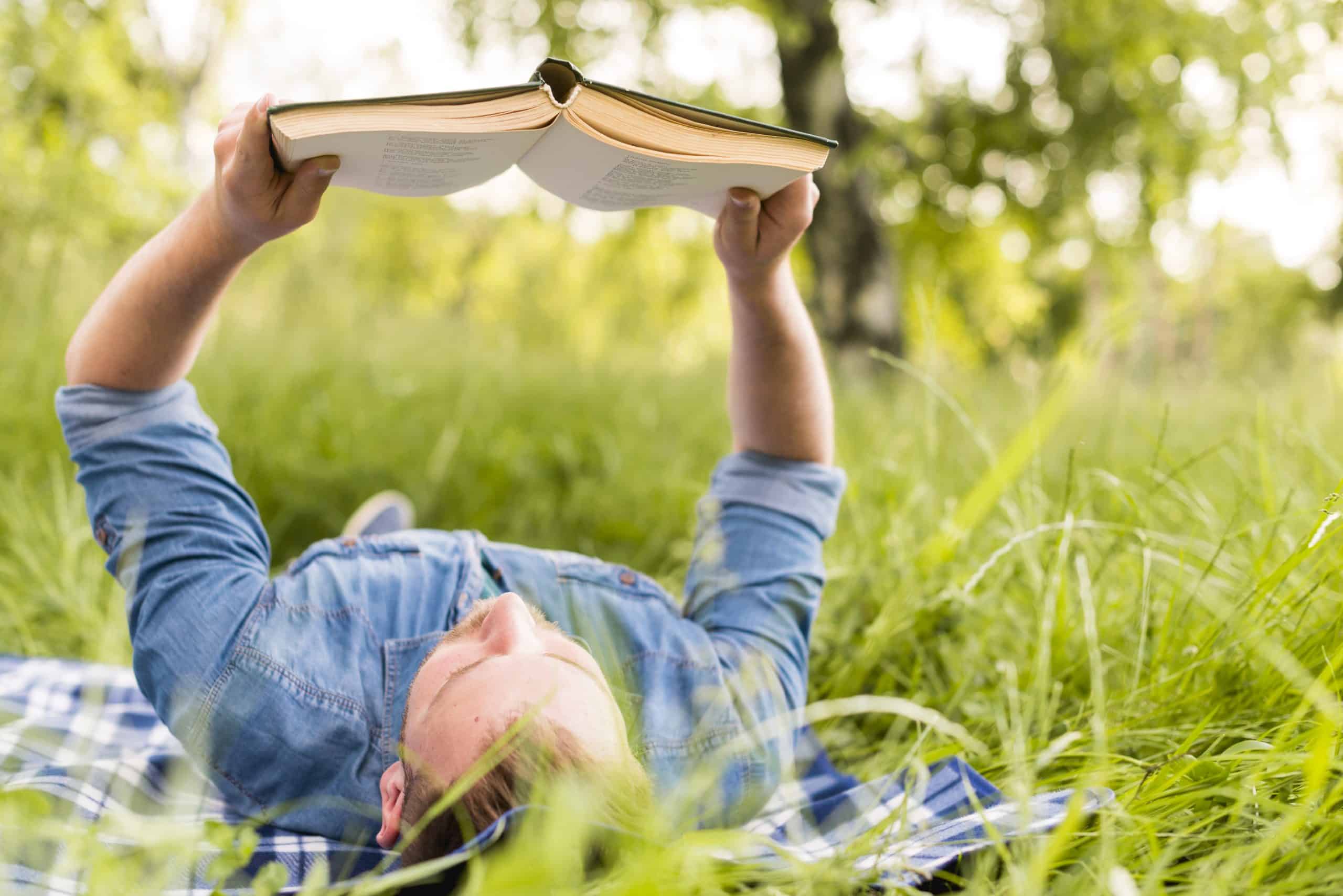 man leest boek